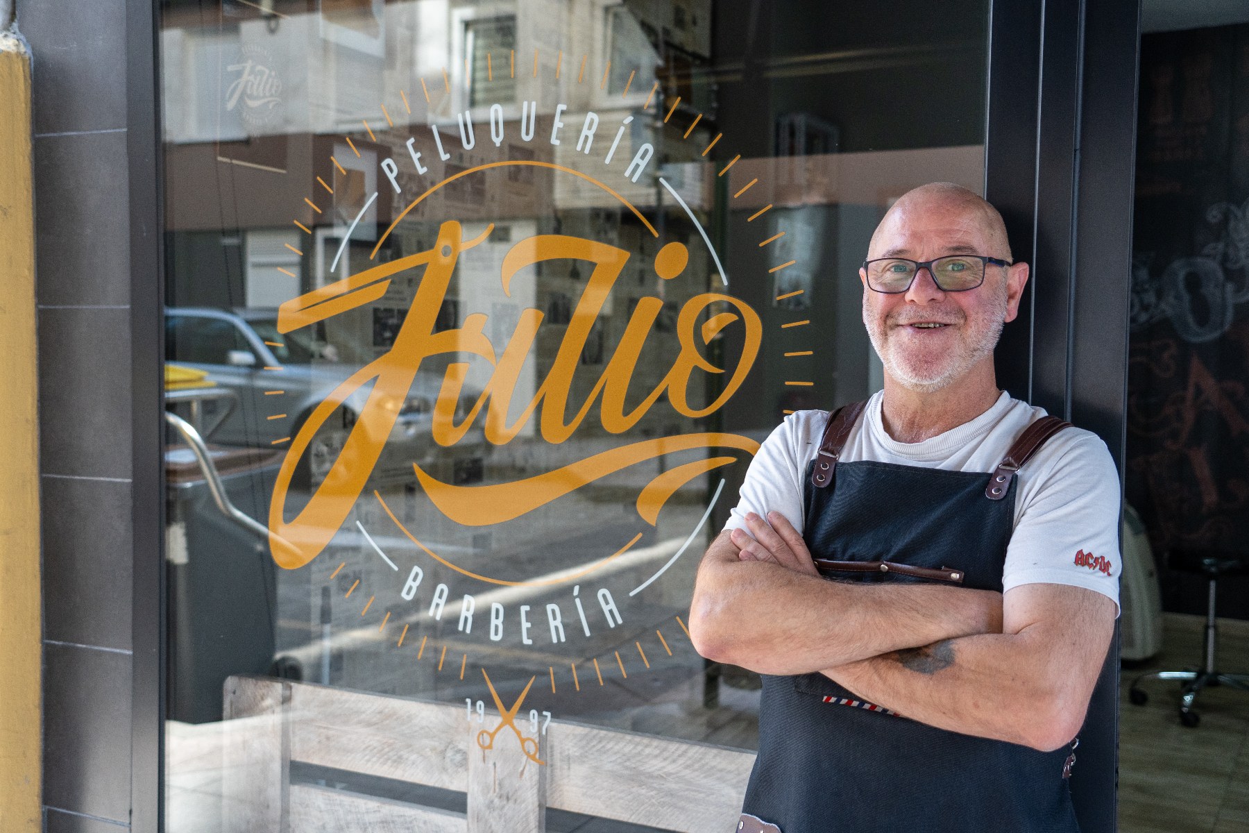 Julio, a la entrada de la Peluquería Barbería Julio en Calle Europa nº7, A Coruña