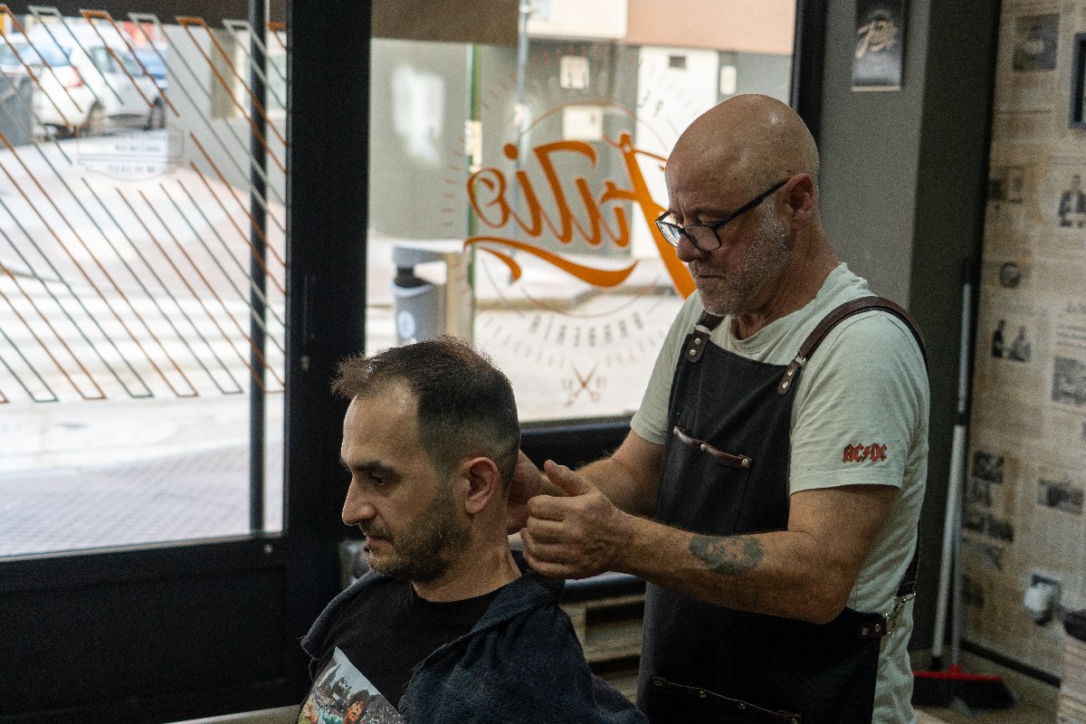 Acabado final del corte junto al escaparate de la barbería